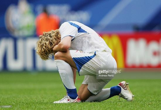 内德维德无奈跪地