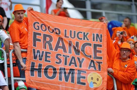 荷兰球迷横幅：祝你们在法国好运，我们将呆在家里