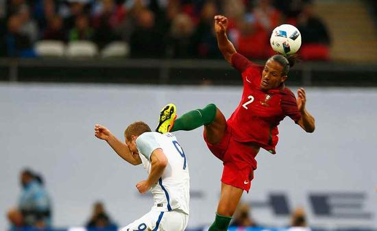 布鲁诺-阿尔维斯粗野犯规被罚下