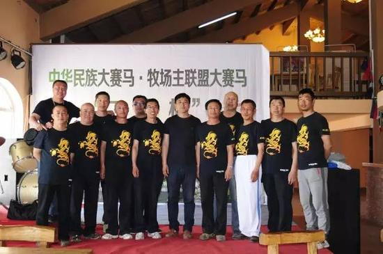 （支持单位锡林浩特市文体局全体裁判员合照）