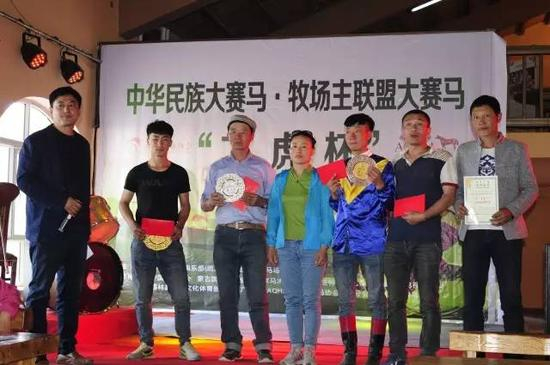 （15公里耐力赛获奖选手合照）