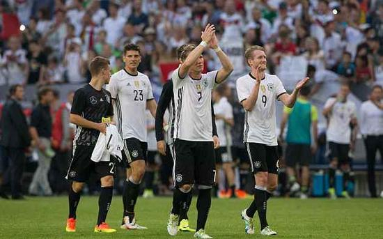 德国球员赛后致谢球迷