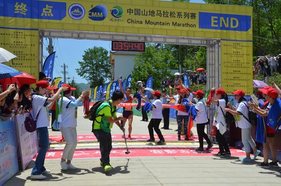 男子组冠军游培泉冲过终点线 摄影：吴向海