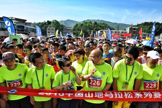 中国登山协会副主席王勇峰（226号）与利川市领导共同为赛事领跑 摄影：吴晓寒