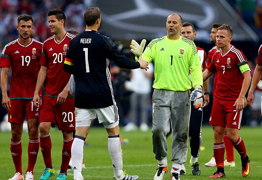 别人守门穿短裤，他穿长裤