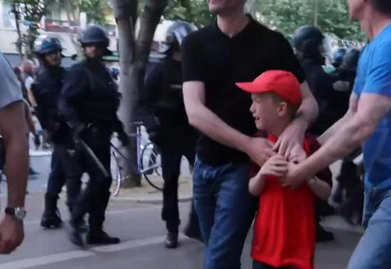 一个孩子在街头被吓哭