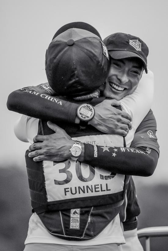 Pippa Funnel向刚刚获得马术三项大师赛的26岁中国骑手华天表示祝贺！摄影：Katie Neats