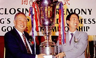 徐奉洙捧起应氏杯