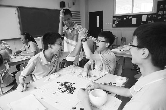 同学们击掌庆祝拼出了最长的英语单词
