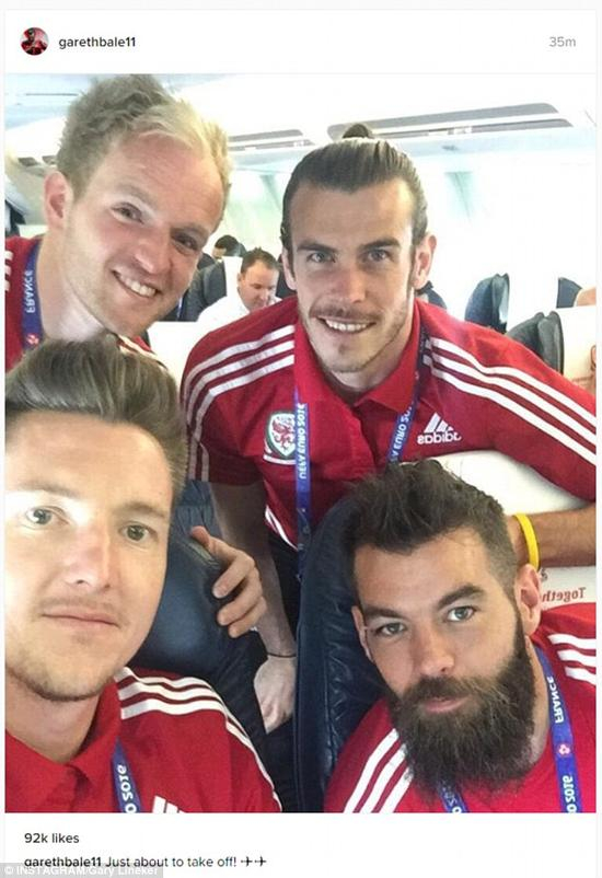 贝尔和队友自拍