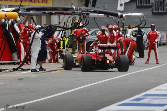 法拉利本来就计划两停，看到虚拟安全车出动便决定进站来节省时间