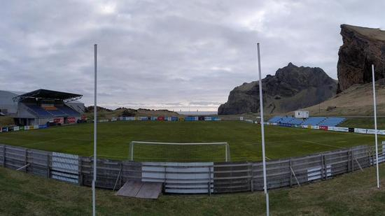 冰岛活火山旁的足球场
