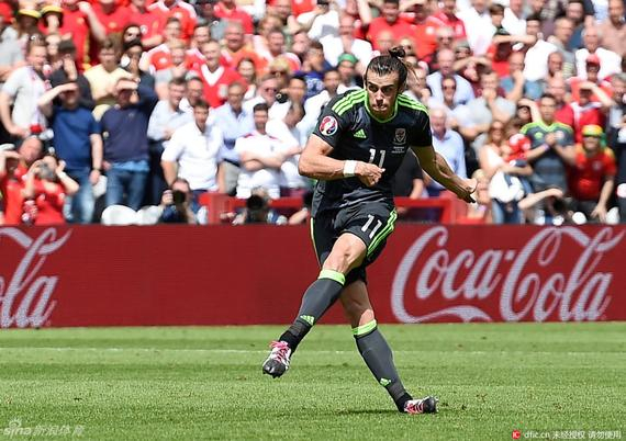 贝尔成为了威尔士救世主新浪体育讯  万众瞩目的"英伦德比"终于在欧洲