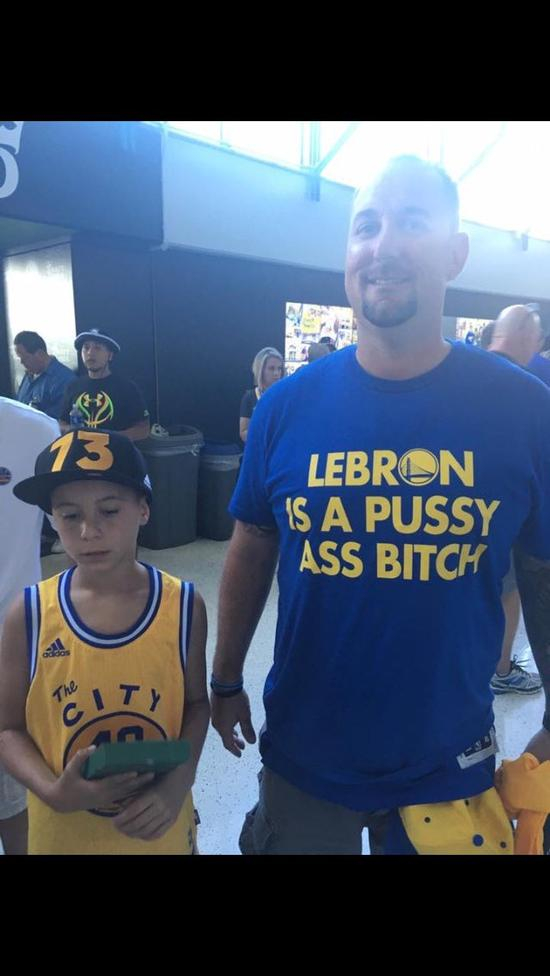 勇士球迷穿着带有侮辱性词汇的T恤