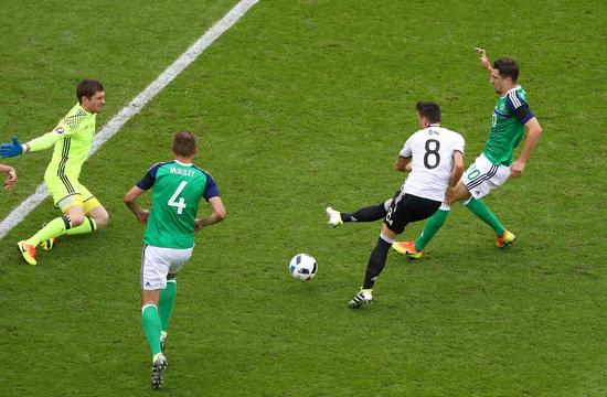 厄齐尔打呲错失机会