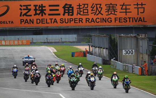 ZIC超级摩托车组赛—群车起步