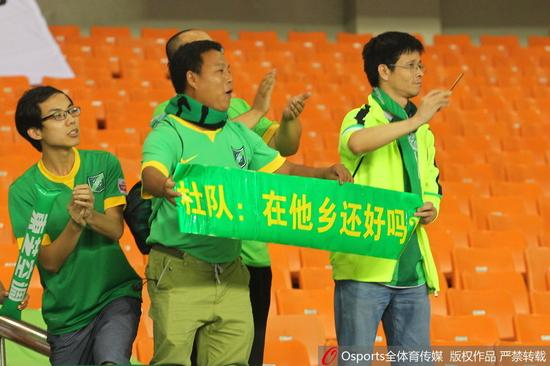 球迷打出暖心标语