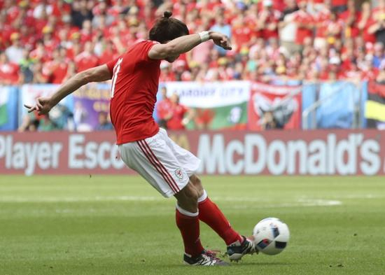 贝尔攻入任意球瞬间