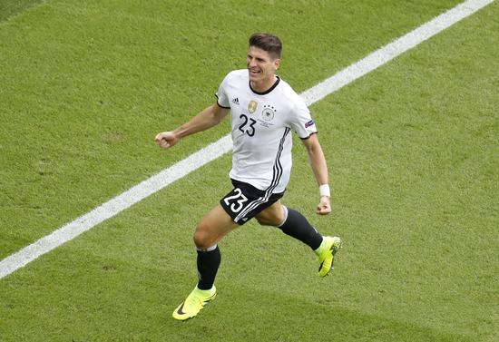 戈麦斯庆祝进球