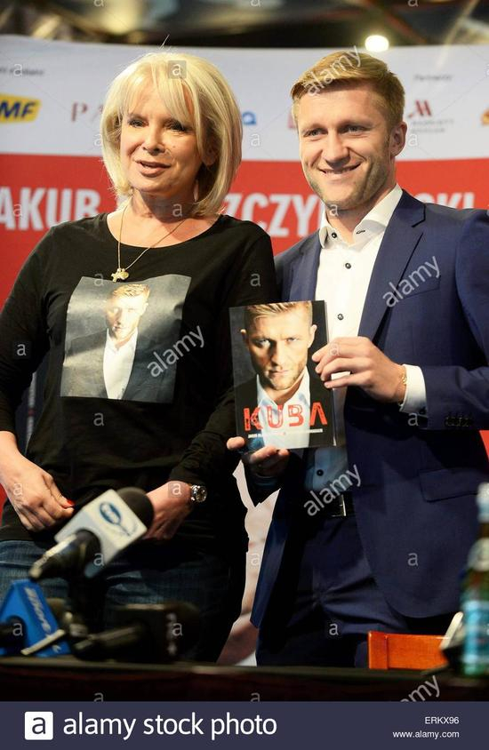 库巴与代笔的女记者发布自传