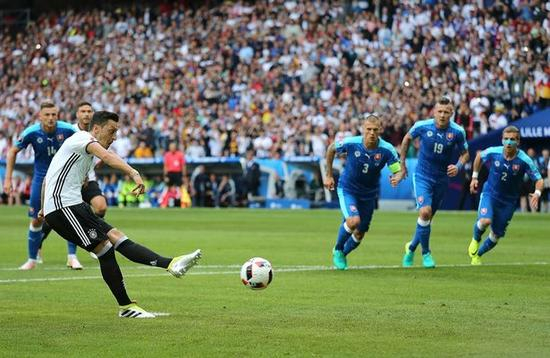 厄齐尔主罚点球瞬间