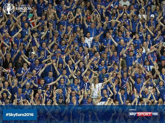 　　这是欧洲杯开赛以来最让人动容的一幕。之前冰岛队每场比赛之后，冰岛队员都会这样跟球迷互动，只是转播镜头没有给到