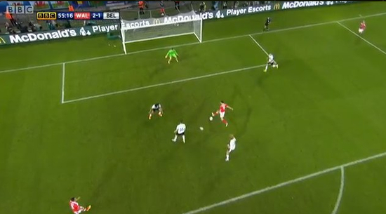 费莱尼显得笨手笨脚