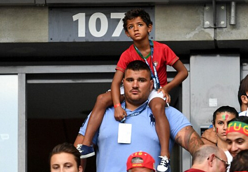 C罗的儿子在看台