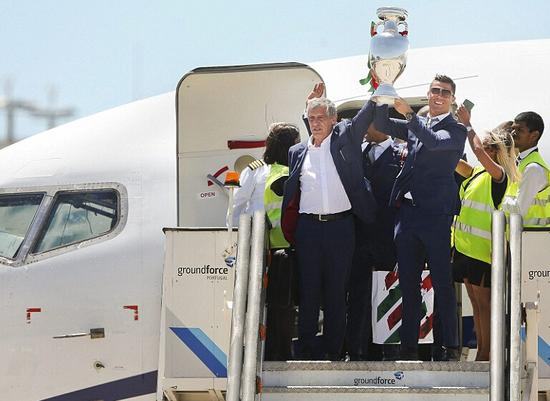 与主帅桑托斯共举奖杯