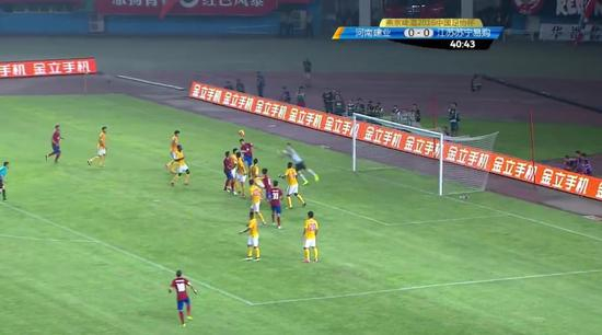 苏宁防守人数多却没有盯人