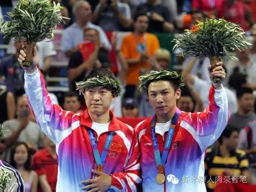 与马琳一道摘得2004雅典奥运男双冠军的陈玘（右一）