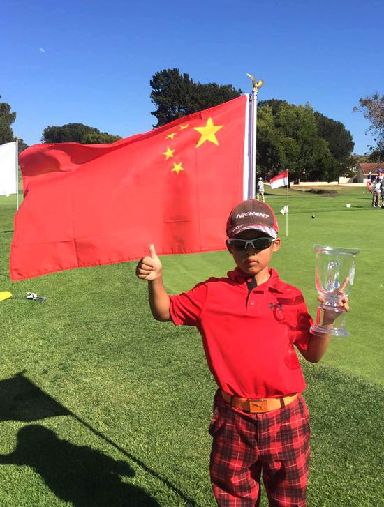 获奖选手背后红旗飞扬