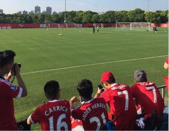 新浪记者场边直击曼联首训