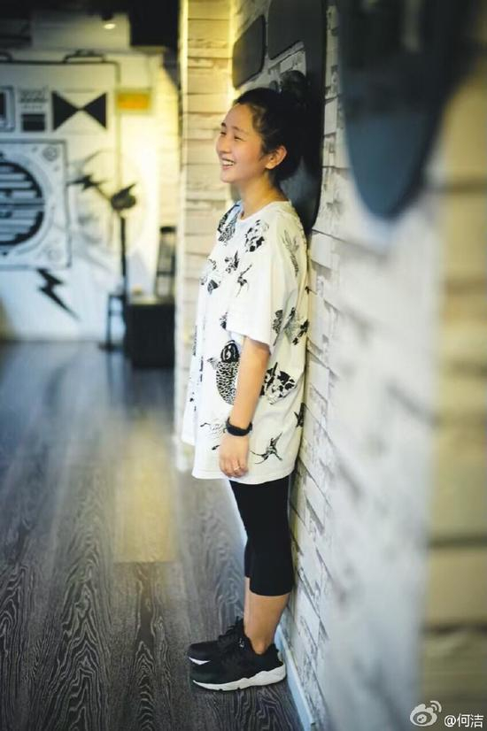 何洁笑得有点生无可恋