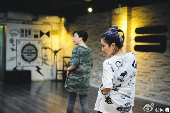 何洁练习舞蹈动作。 