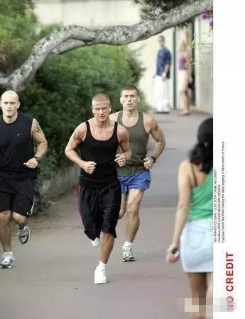 贝克汉姆带着保镖跑步