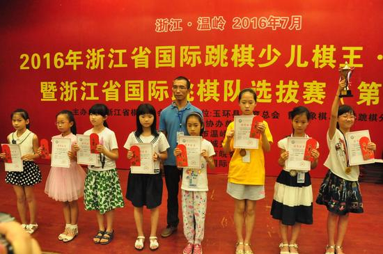 获奖小棋手登台领奖