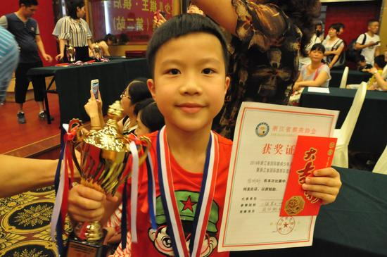 小朋友举起奖杯