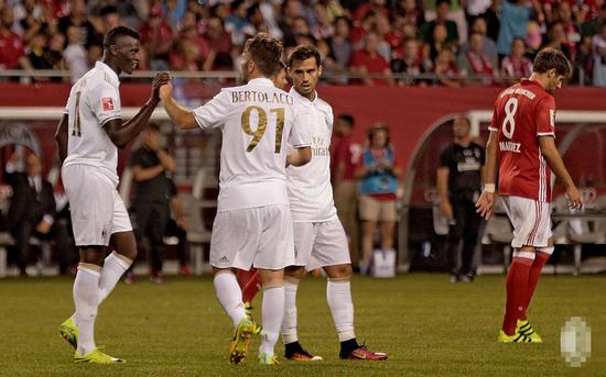 贝尔托拉奇庆祝进球