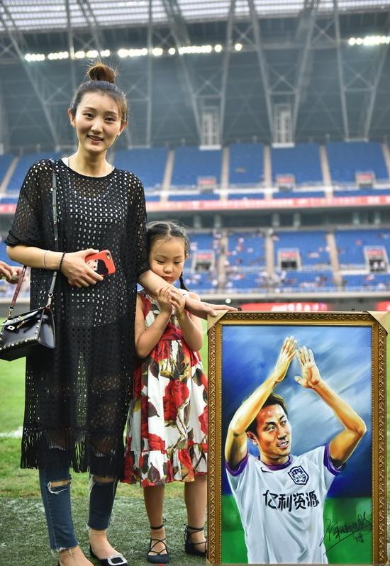 妻子女儿参加退役仪式