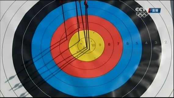 射箭男团稳如泰山 百步穿杨命中十环