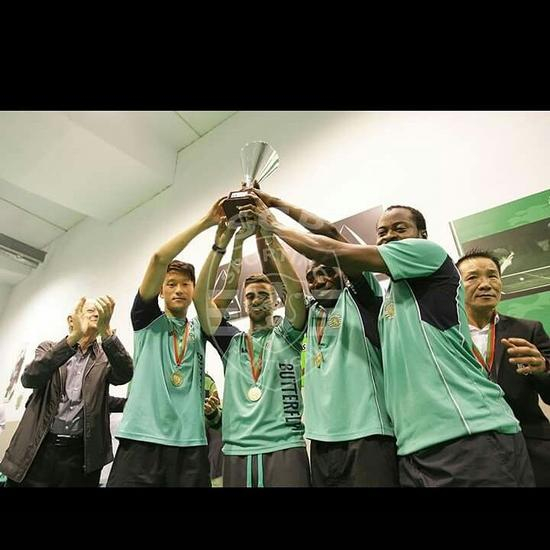 同俱乐部一起拿到联赛冠军