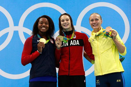 领奖台上不分座次