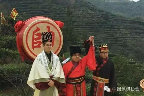 2015年底，挑战世界冠军王天一活动在广西百色市凌云县举行