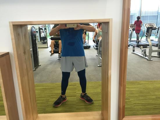 跑完汗流浃背。