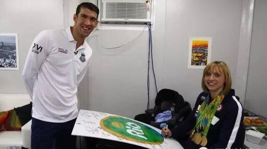 　　2016年里约，Katie Ledecky打破两项世界纪录，拿到4金1银。菲尔普斯找她要签名，两个人模仿当年的场景再次合影。