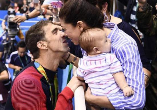 里约赛场边的温情一幕，菲尔普斯亲吻妻子妮可