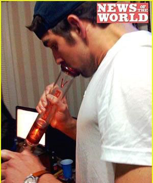 2009年2月，英国《世界新闻报》刊登的这张照片，让菲鱼陷入丑闻旋涡