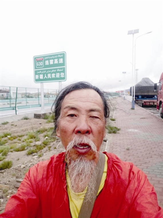 年少的江湖梦60岁去兑现 独眼老人单车走天涯