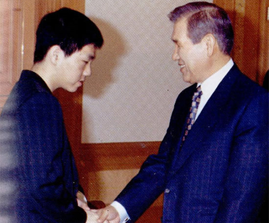 少年李昌镐夺冠后受到韩国总统接见。